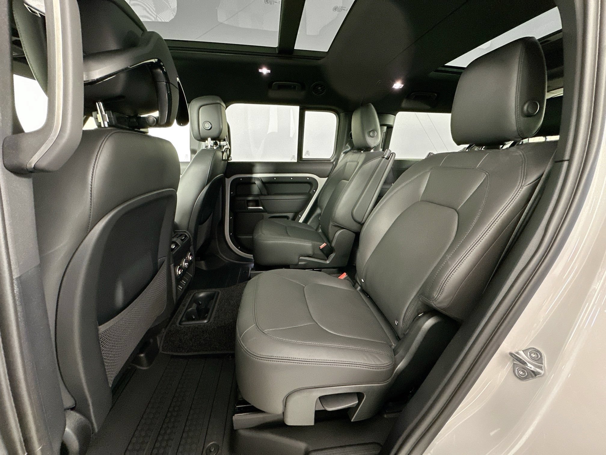 New 2026 Land Rover Defender 130 X-Dynamic SE AWD/4WD image 23