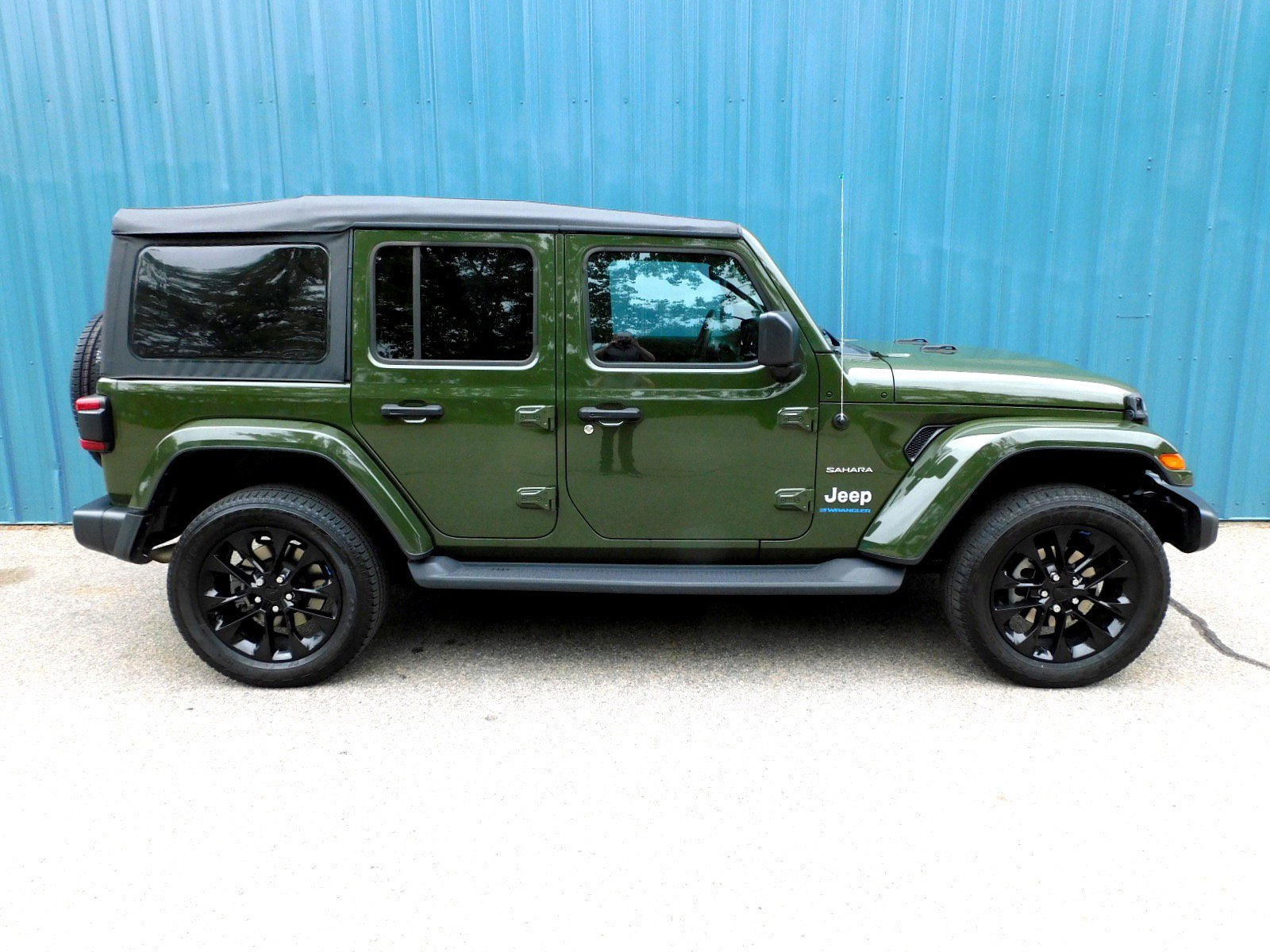 Used 2023 Jeep Wrangler Unlimited Sahara w/ Cold Weather Group AWD/4WD image 6