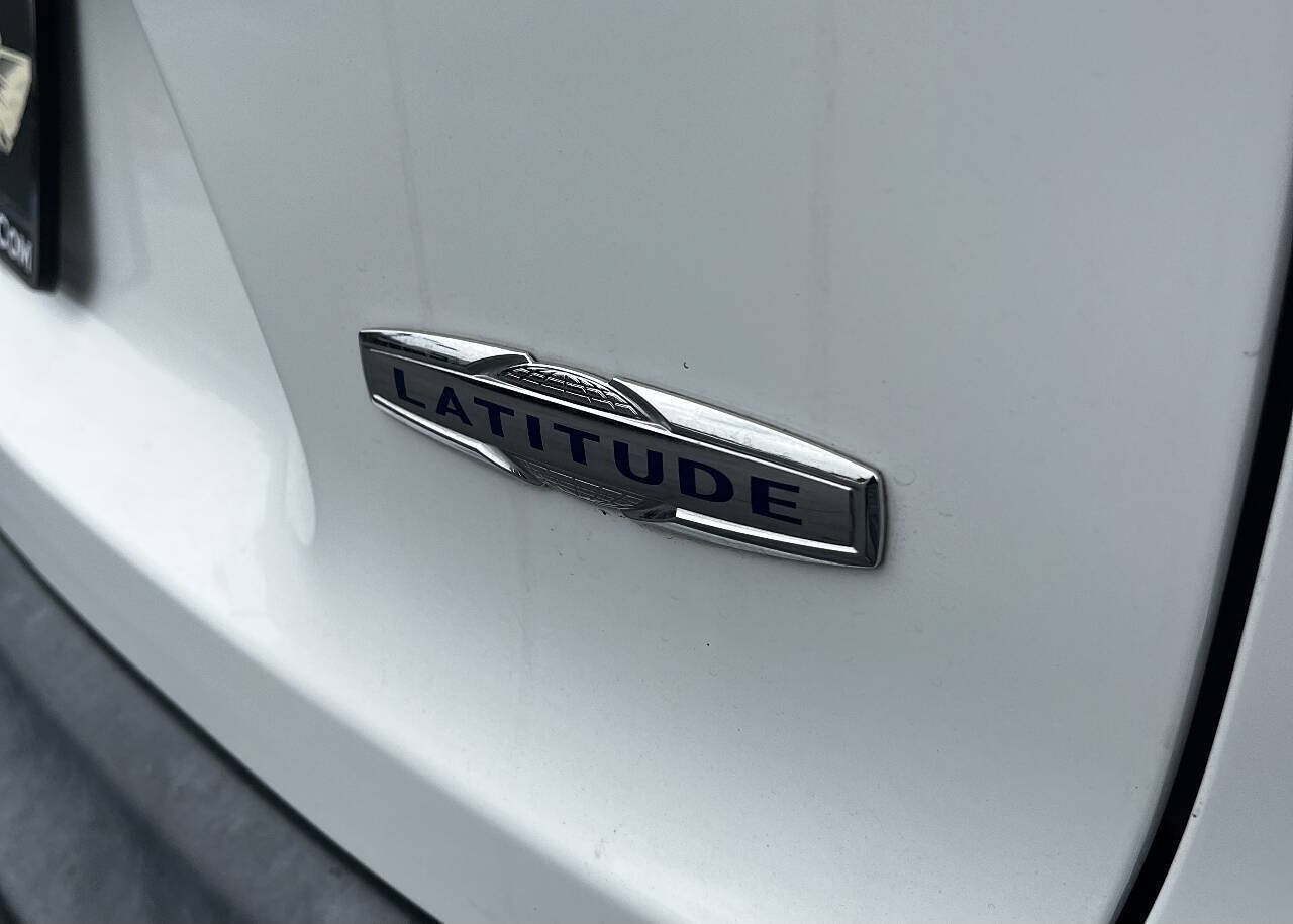 Used 2019 Jeep Cherokee Latitude w/ Popular Appearance Group FWD image 8
