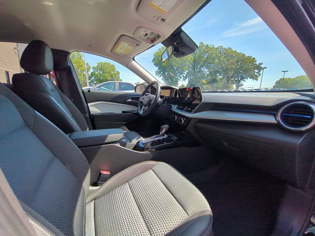 Used 2025 Chevrolet Trax LT w/ LT Convenience Package FWD image 31