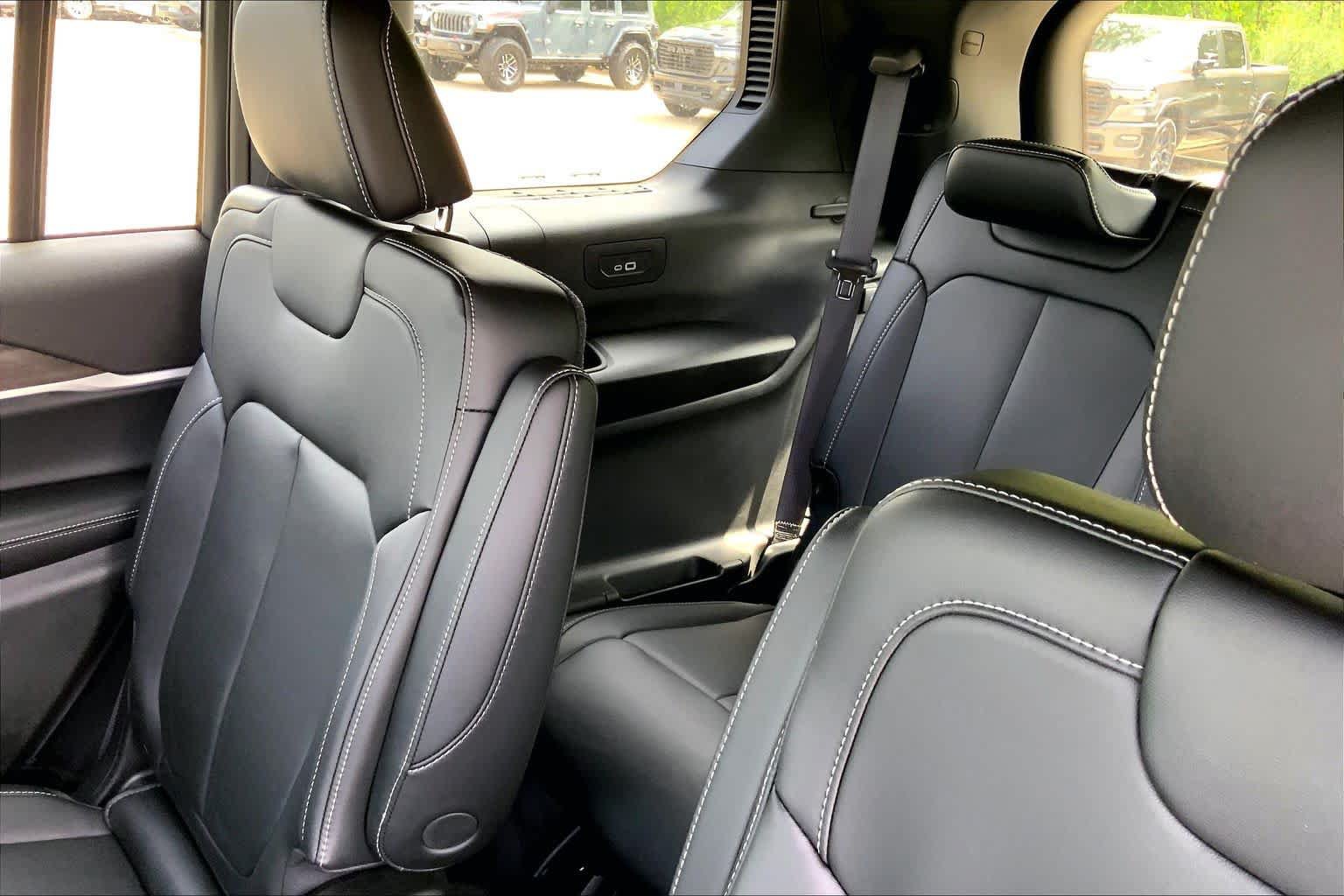 New 2026 Jeep Grand Cherokee L Limited AWD/4WD image 17