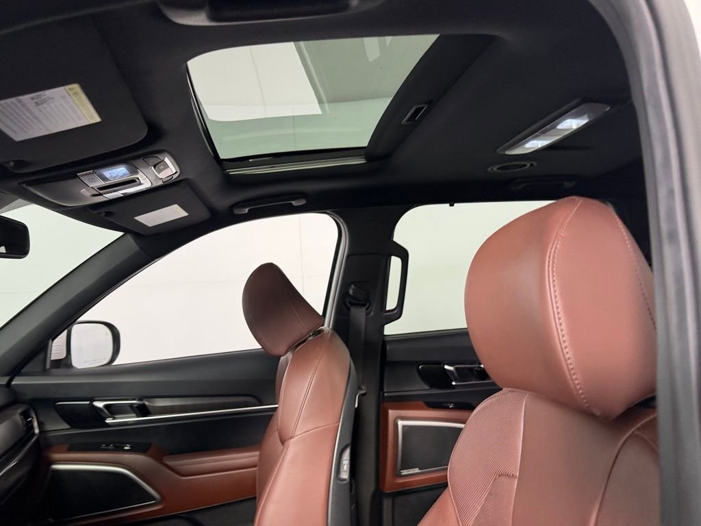 Used 2024 Kia Telluride EX w/ EX Captain's Chair Package FWD image 23