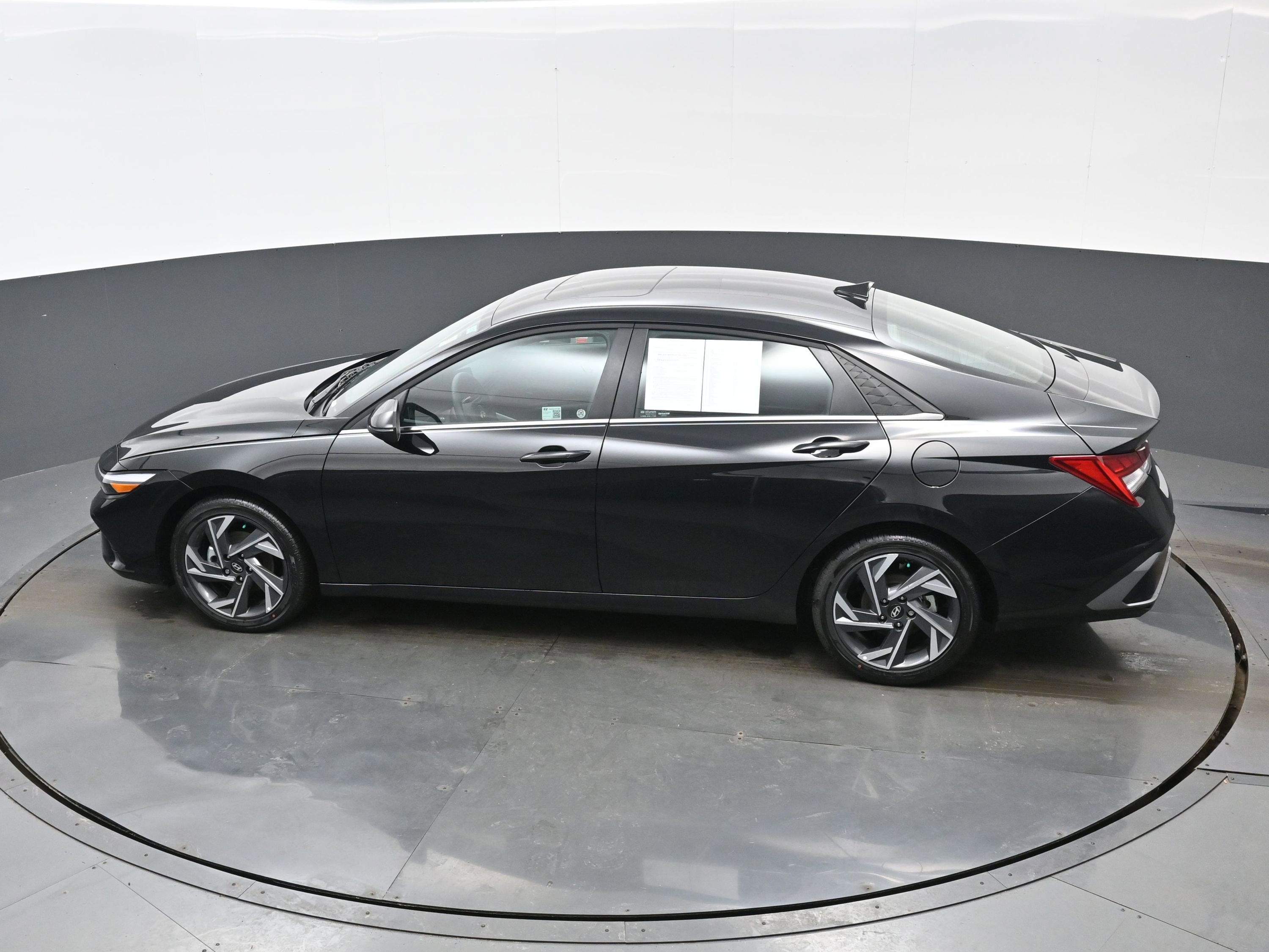 Certified 2025 Hyundai Elantra Limited image 34