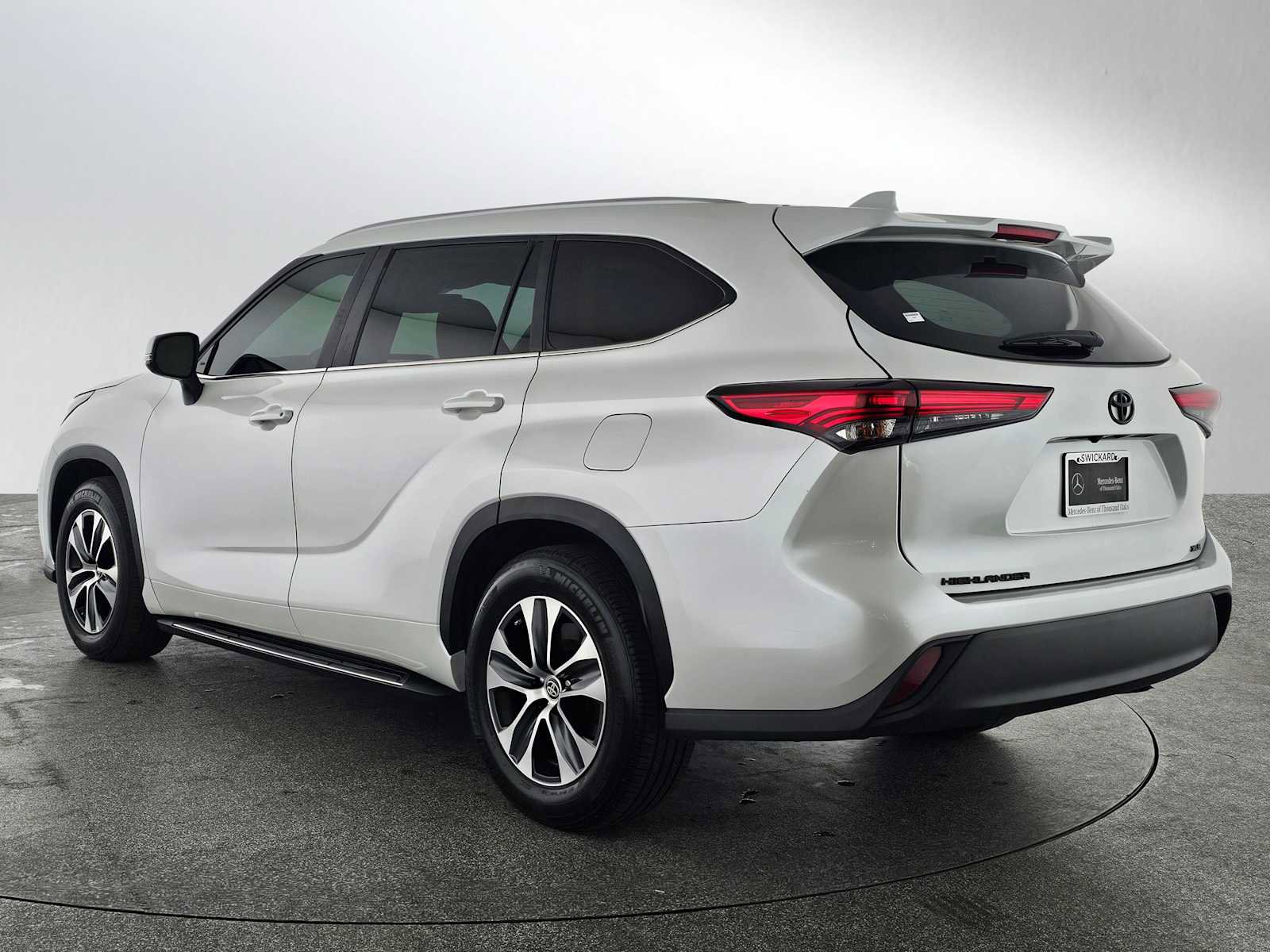 Used 2023 Toyota Highlander XLE image 5