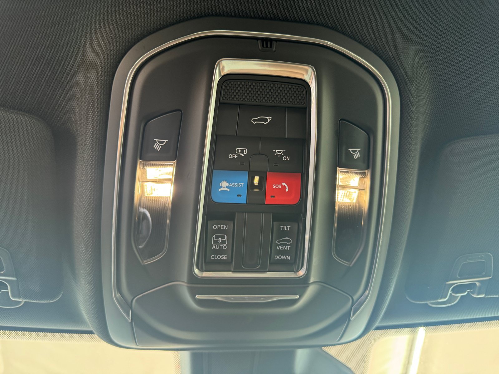 Used 2025 Jeep Grand Cherokee Laredo w/ Luxury Tech Group I AWD/4WD image 24
