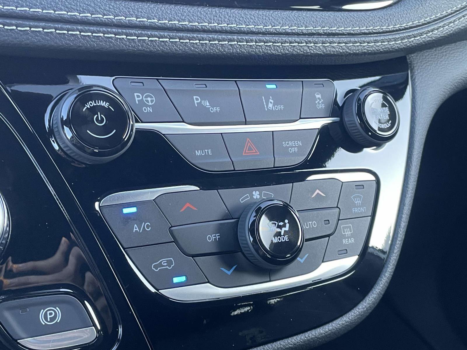 Certified 2024 Chrysler Pacifica Limited image 5