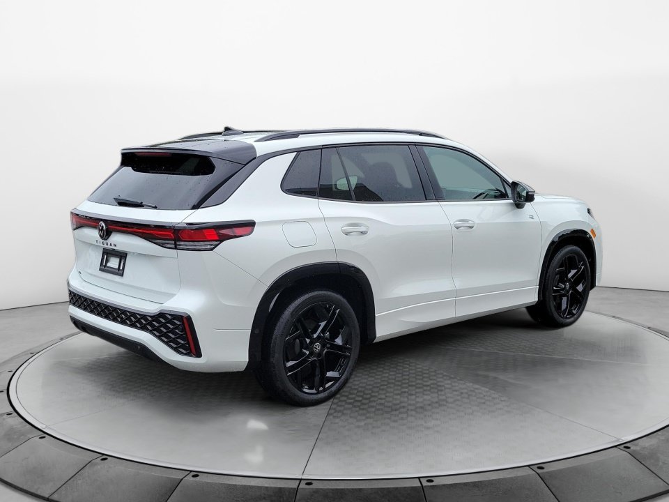 New 2026 Volkswagen Tiguan SE R-Line FWD image 7