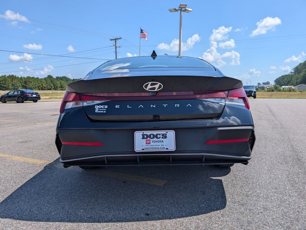 Used 2024 Hyundai Elantra SEL FWD image 4