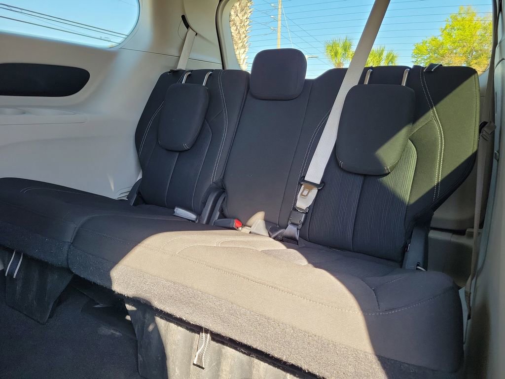 Used 2022 Chrysler Voyager LX image 12