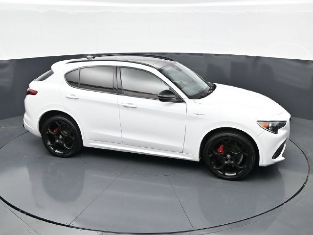 Used 2022 Alfa Romeo Stelvio Veloce AWD/4WD image 39