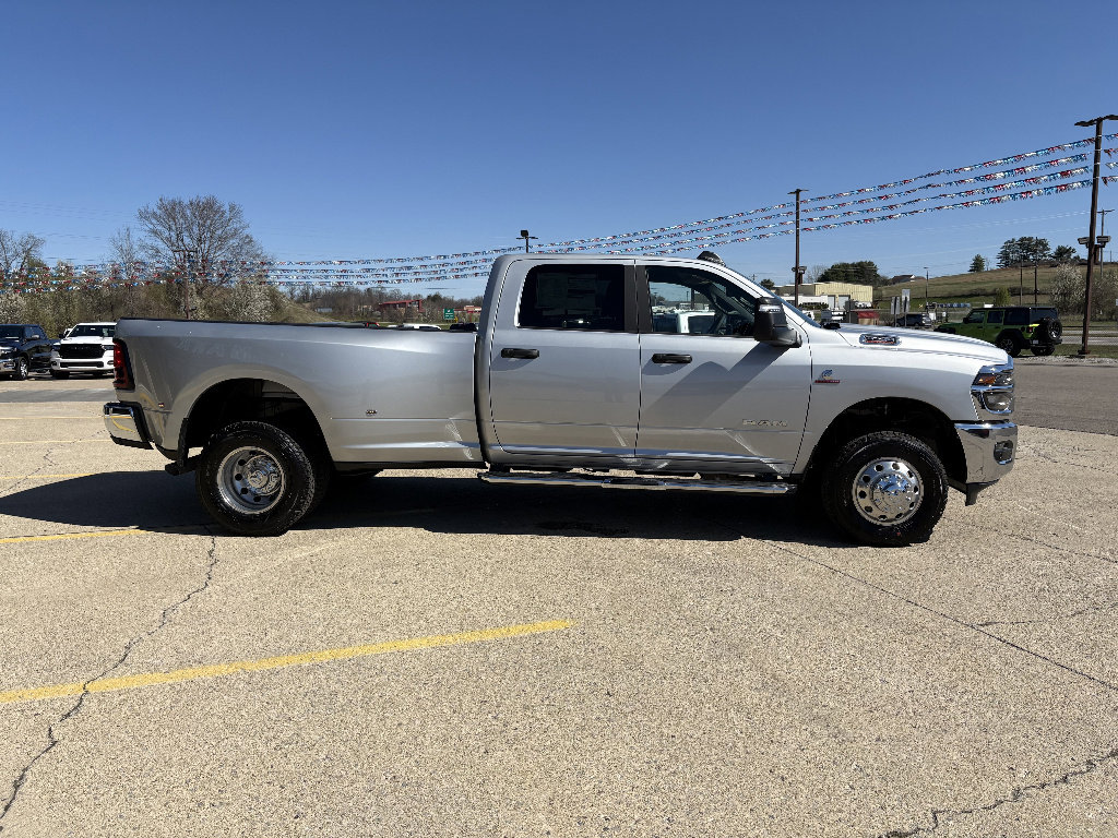 New 2026 RAM 3500 Big Horn AWD/4WD image 6
