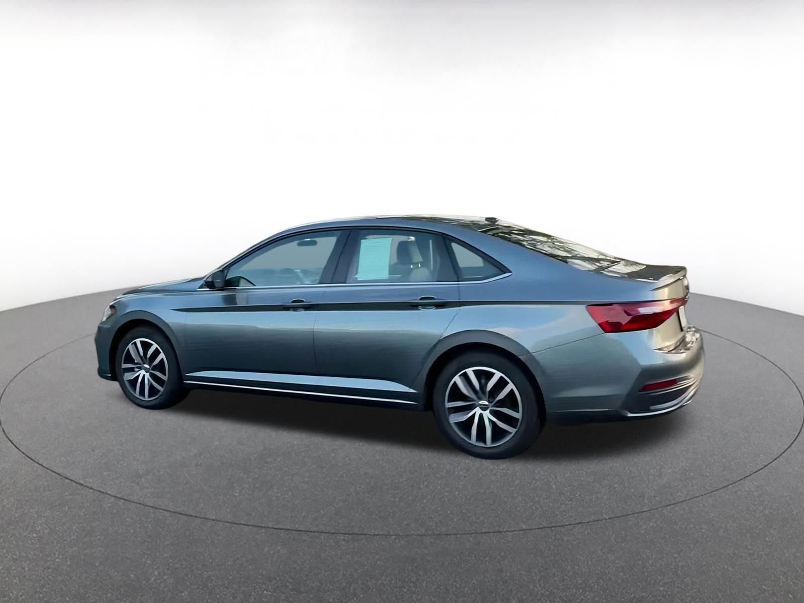 Used 2025 Volkswagen Jetta SE image 4