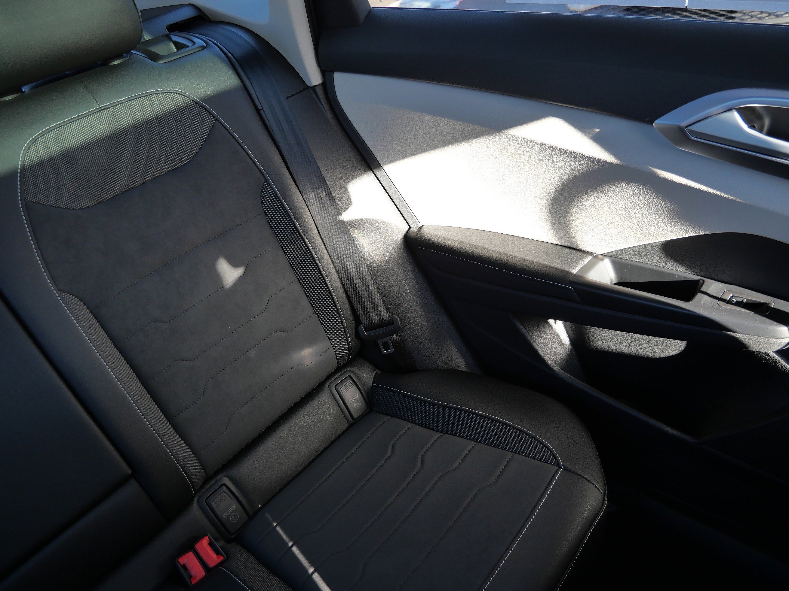 Certified 2025 Volkswagen Taos SE image 14