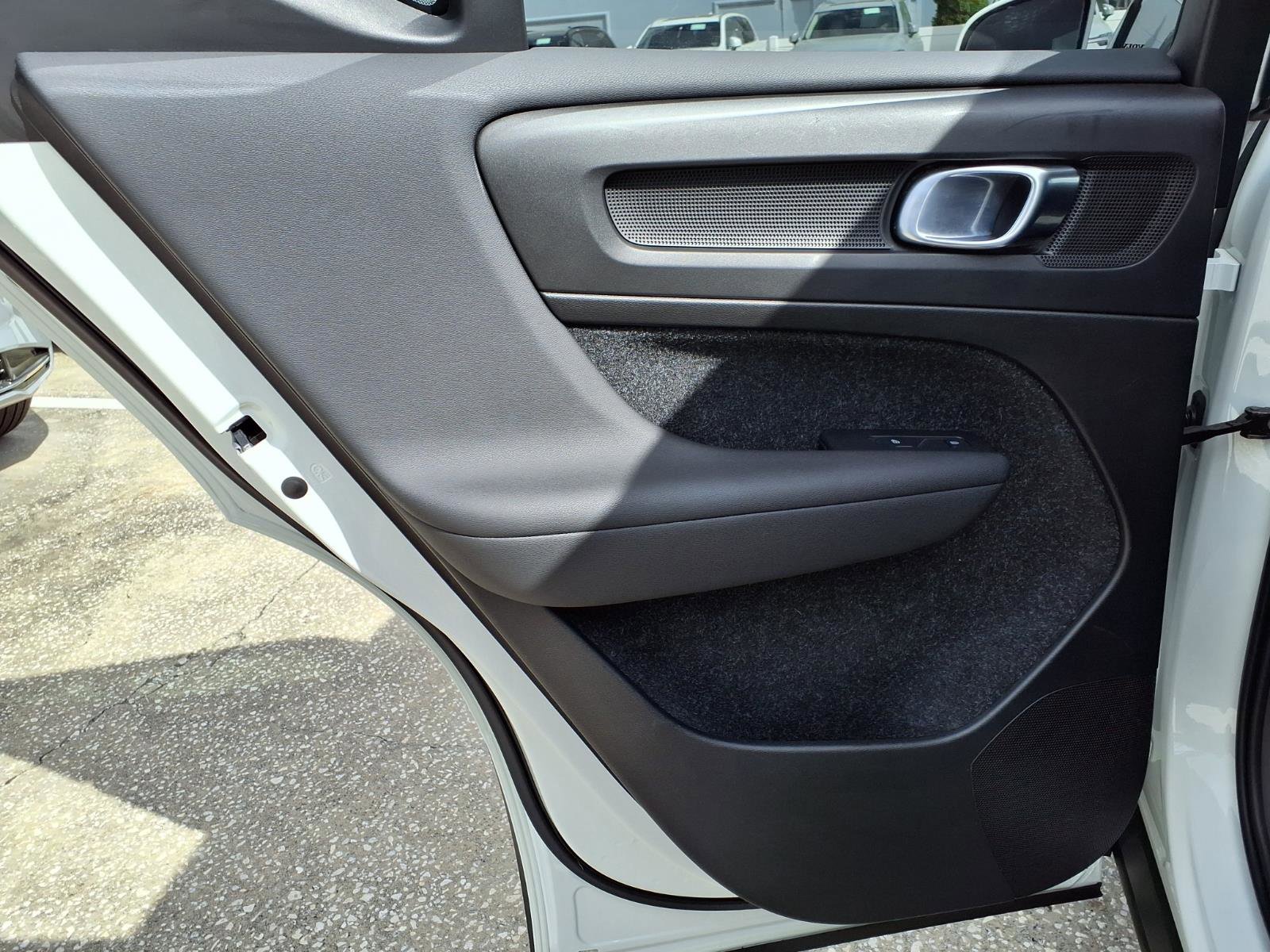 Used 2020 Volvo XC40 T4 Momentum image 19