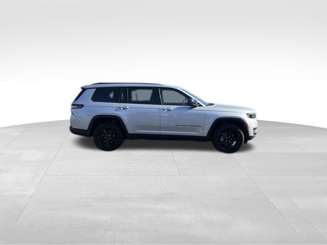 Used 2025 Jeep Grand Cherokee L Altitude AWD/4WD image 5
