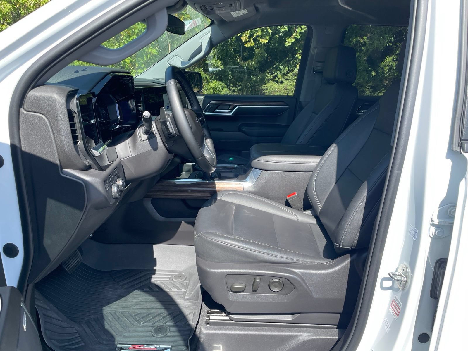Used 2024 Chevrolet Silverado 1500 LT Trail Boss w/ Convenience Package II AWD/4WD image 15