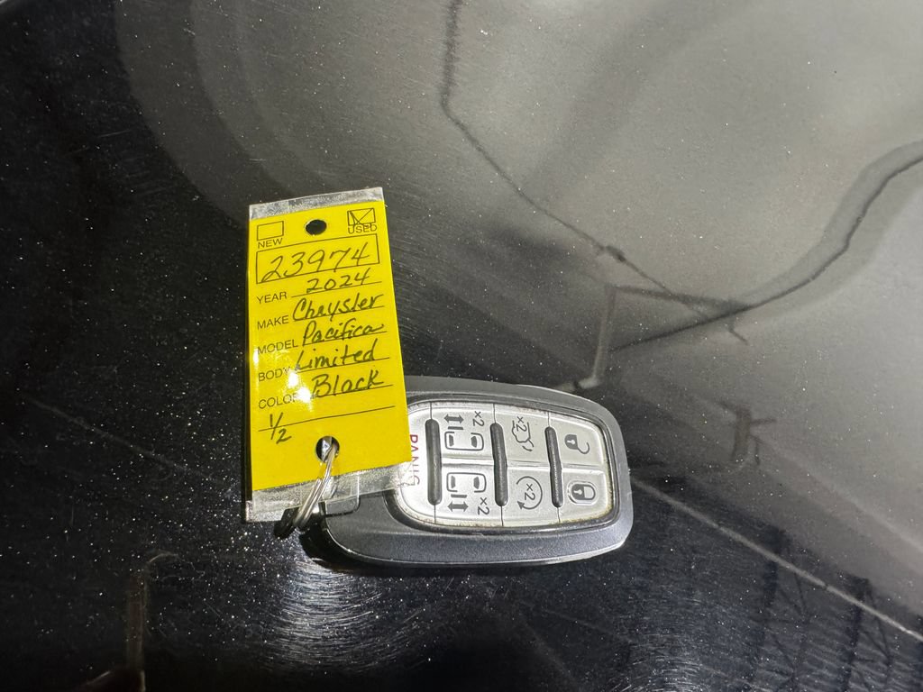 Used 2024 Chrysler Pacifica Limited FWD image 49
