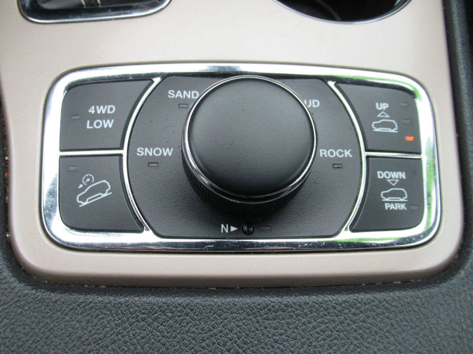 Used 2017 Jeep Grand Cherokee Overland AWD/4WD image 28