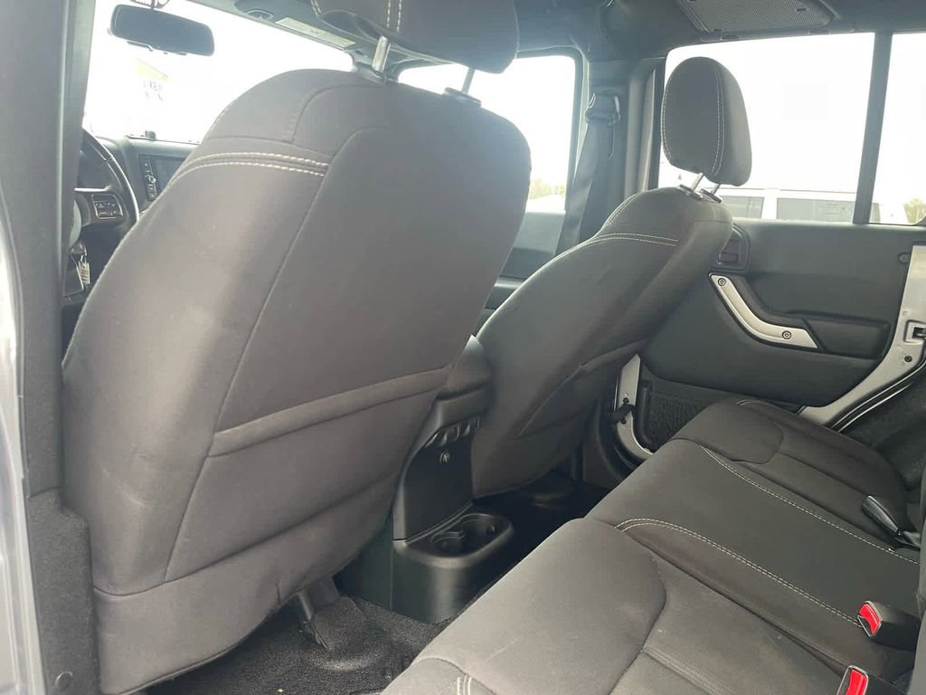 Used 2018 Jeep Wrangler Unlimited Sahara w/ Connectivity Group AWD/4WD image 16