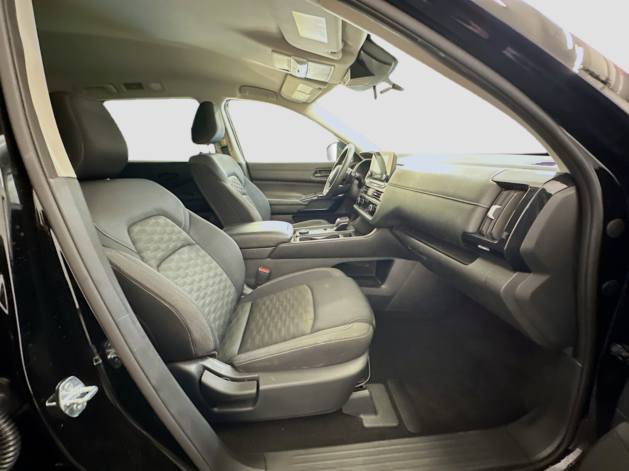 Used 2024 Nissan Pathfinder S image 32