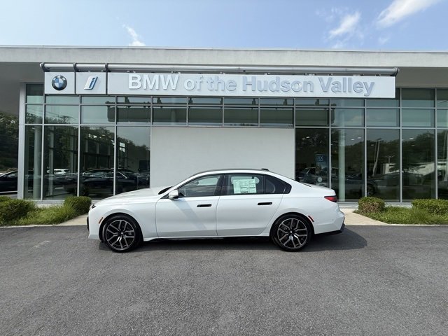 New 2025 BMW 760i xDrive w/ Premium Package