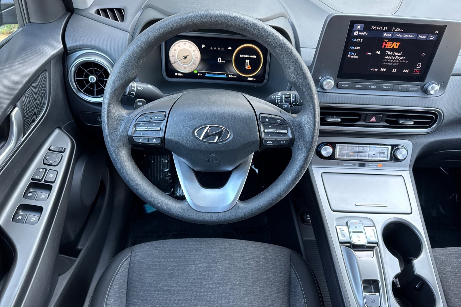 Used 2023 Hyundai Kona SE w/ Cargo Package image 16