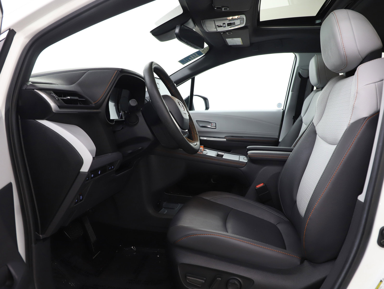 Used 2024 Toyota Sienna XSE image 21