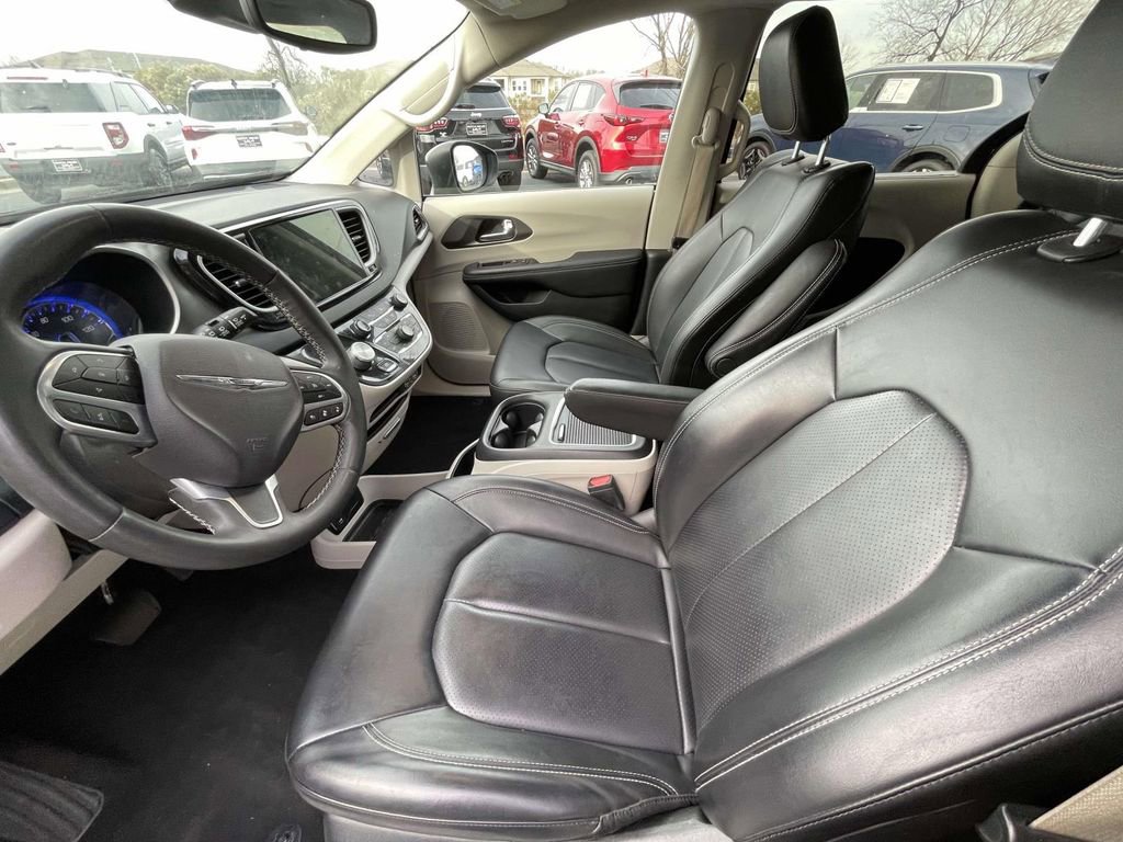 Used 2023 Chrysler Pacifica Touring-L image 29