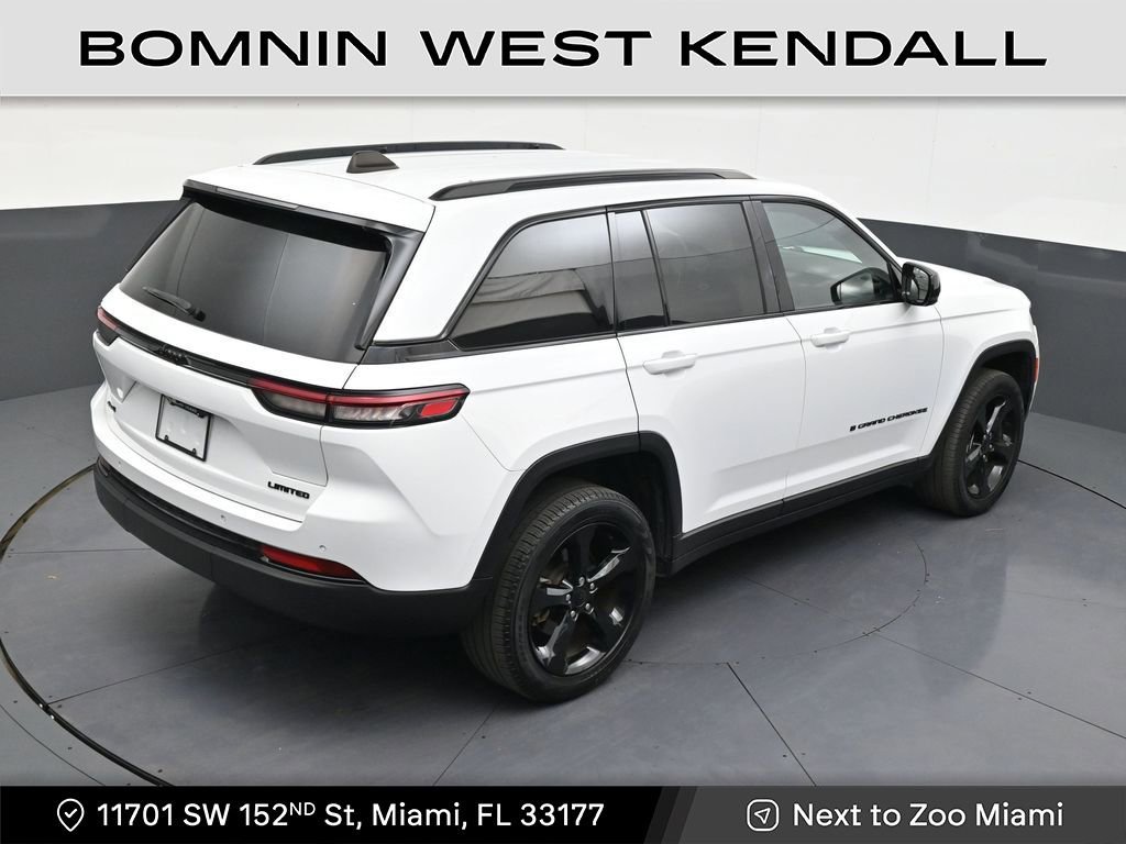 Used 2024 Jeep Grand Cherokee Limited w/ Black Appearance Package image 17