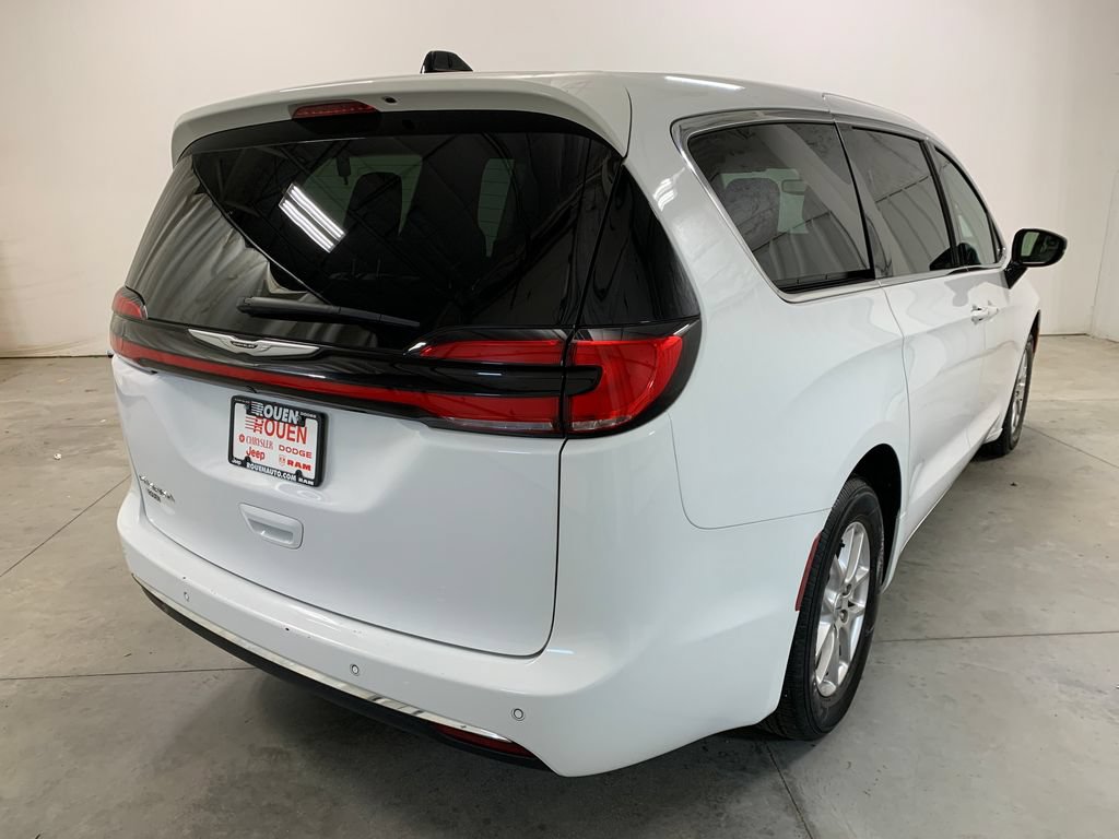 Used 2025 Chrysler Pacifica Select FWD image 8
