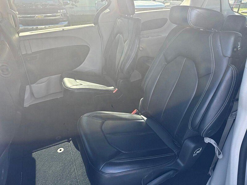 Used 2023 Chrysler Pacifica Touring-L FWD image 36