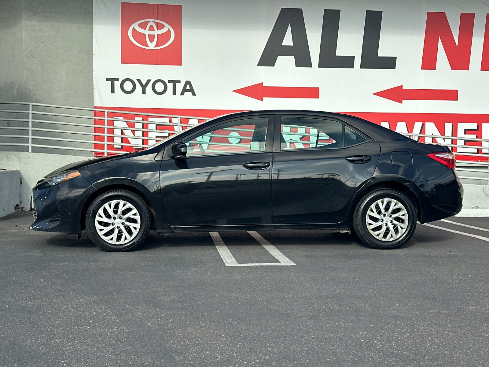 Used 2017 Toyota Corolla LE FWD image 2