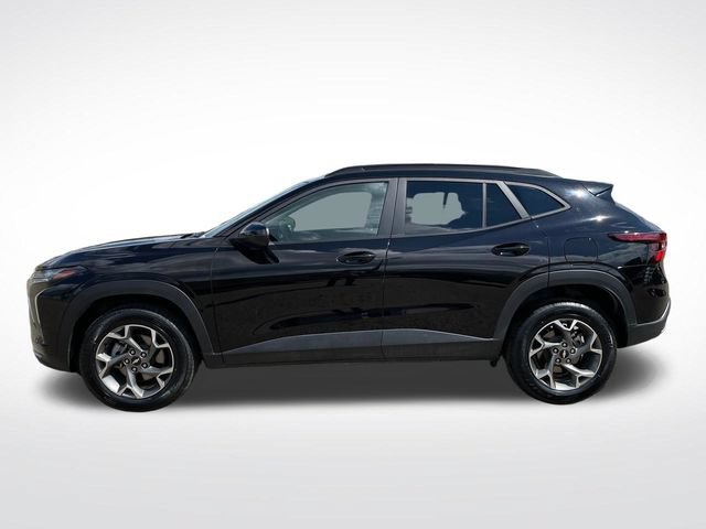 Used 2025 Chevrolet Trax LT FWD image 2