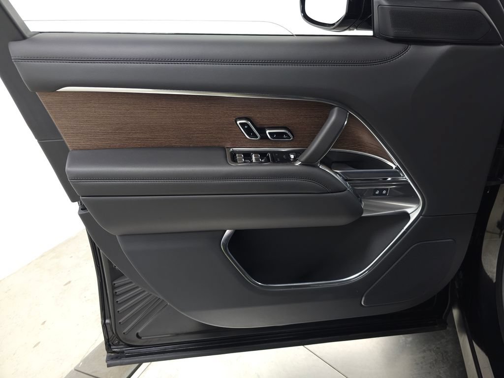 Certified 2025 Land Rover Range Rover SE AWD/4WD image 14