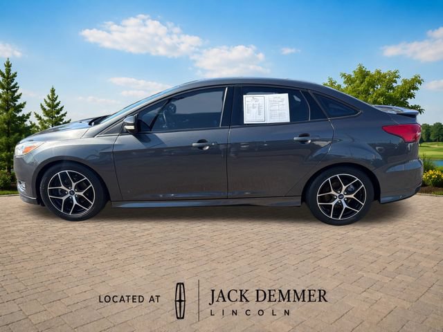 Used 2016 Ford Focus SE w/ SE Sport Package FWD image 4