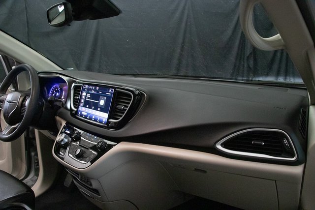 Used 2024 Chrysler Pacifica Touring-L image 15