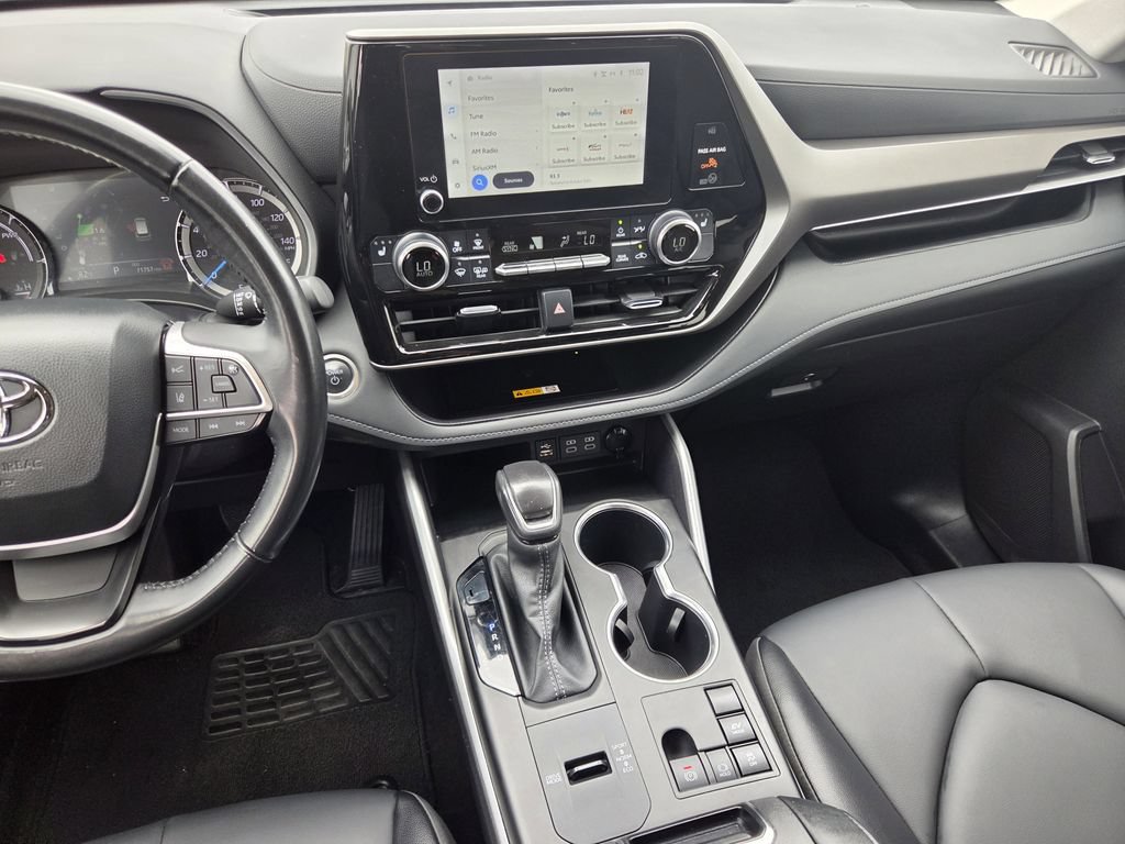 Used 2024 Toyota Highlander XLE FWD image 17