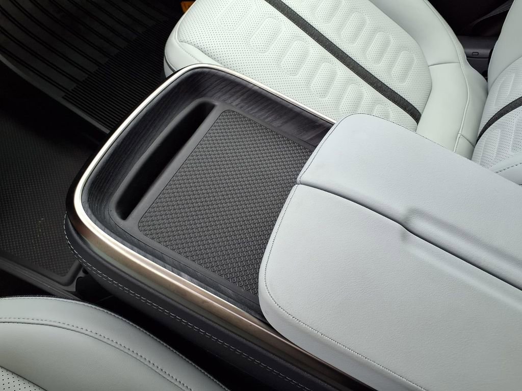 Used 2024 Rivian R1S Adventure image 30