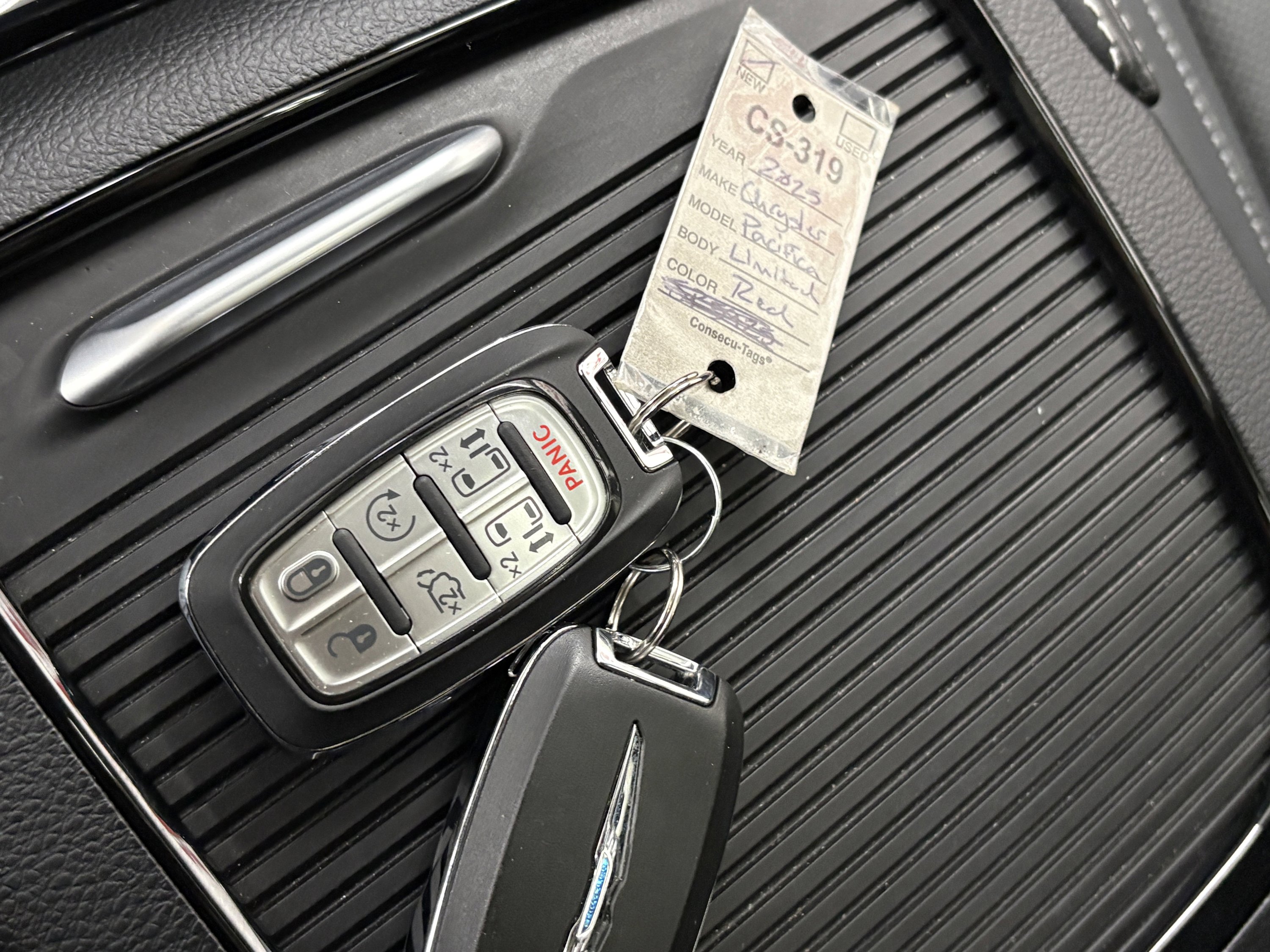 Used 2025 Chrysler Pacifica Limited image 28