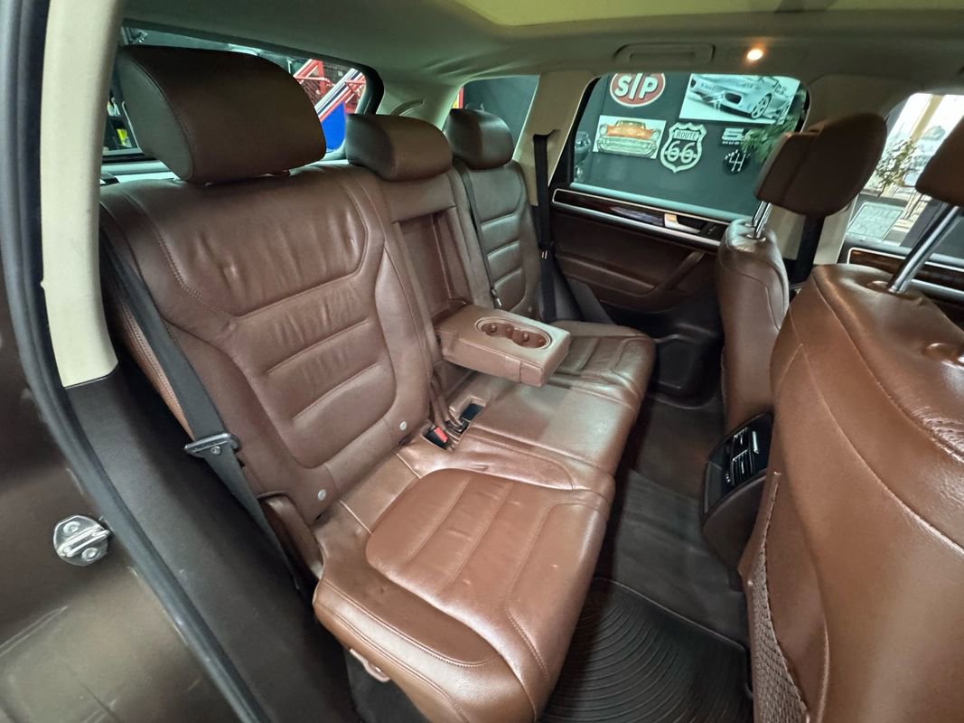 Used 2014 Volkswagen Touareg Sport image 18