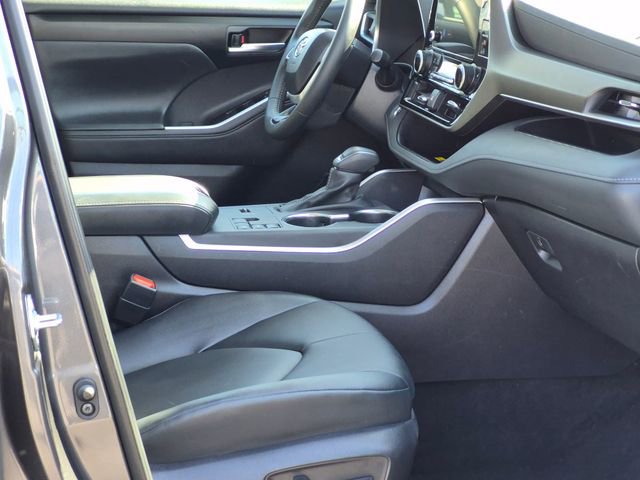 Used 2025 Toyota Highlander XLE FWD image 23