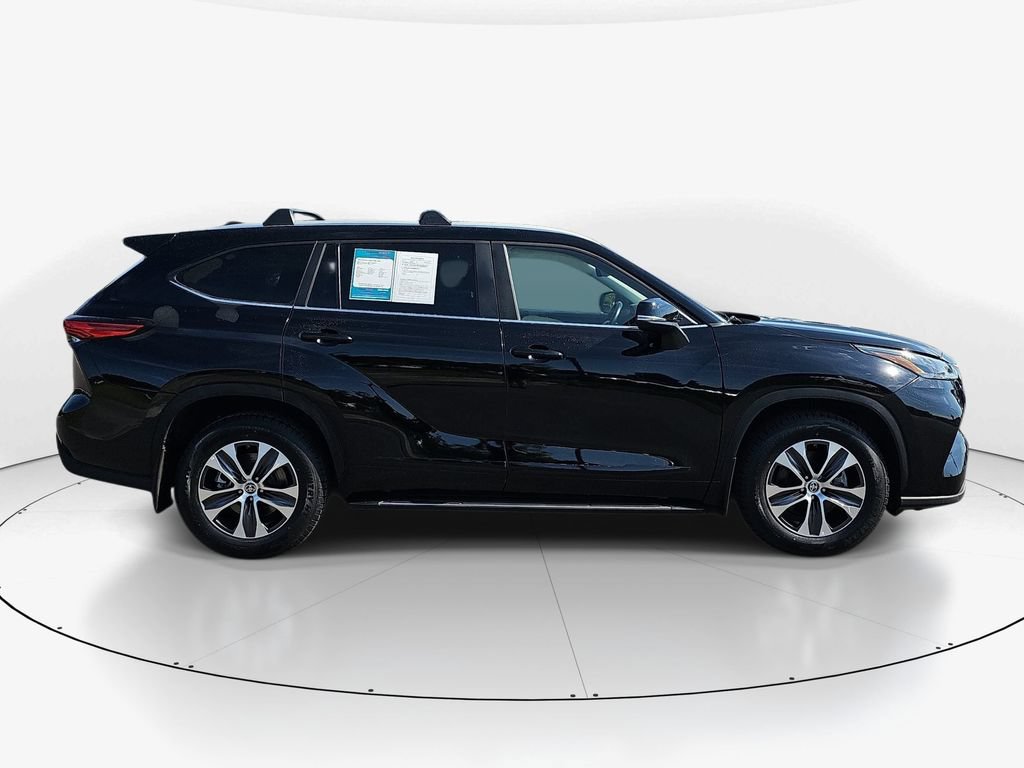 Used 2023 Toyota Highlander XLE AWD/4WD image 5