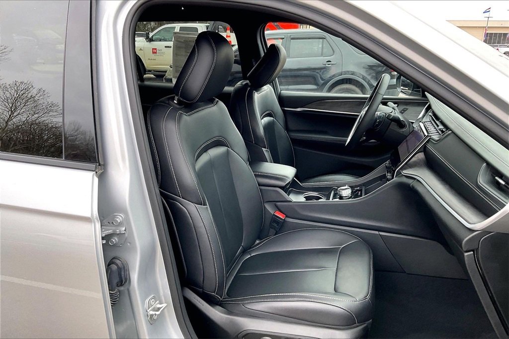 Used 2024 Jeep Grand Cherokee L Limited image 7