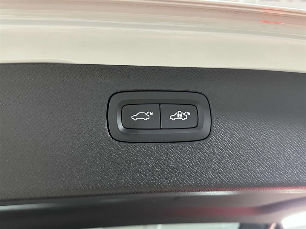 Used 2025 Volvo XC90 T8 Plus w/ Protection Package Premier image 15