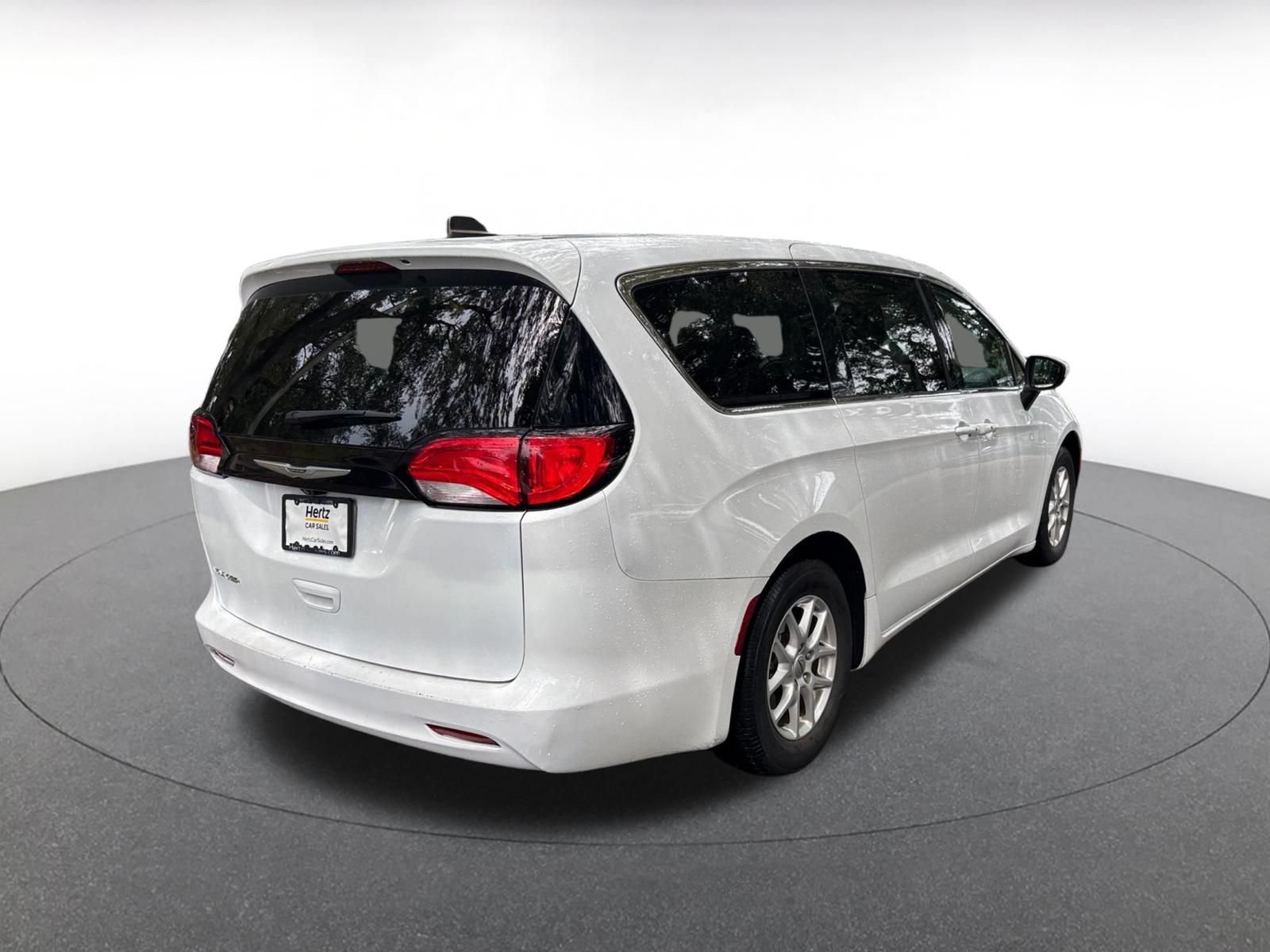 Used 2023 Chrysler Voyager LX FWD image 10