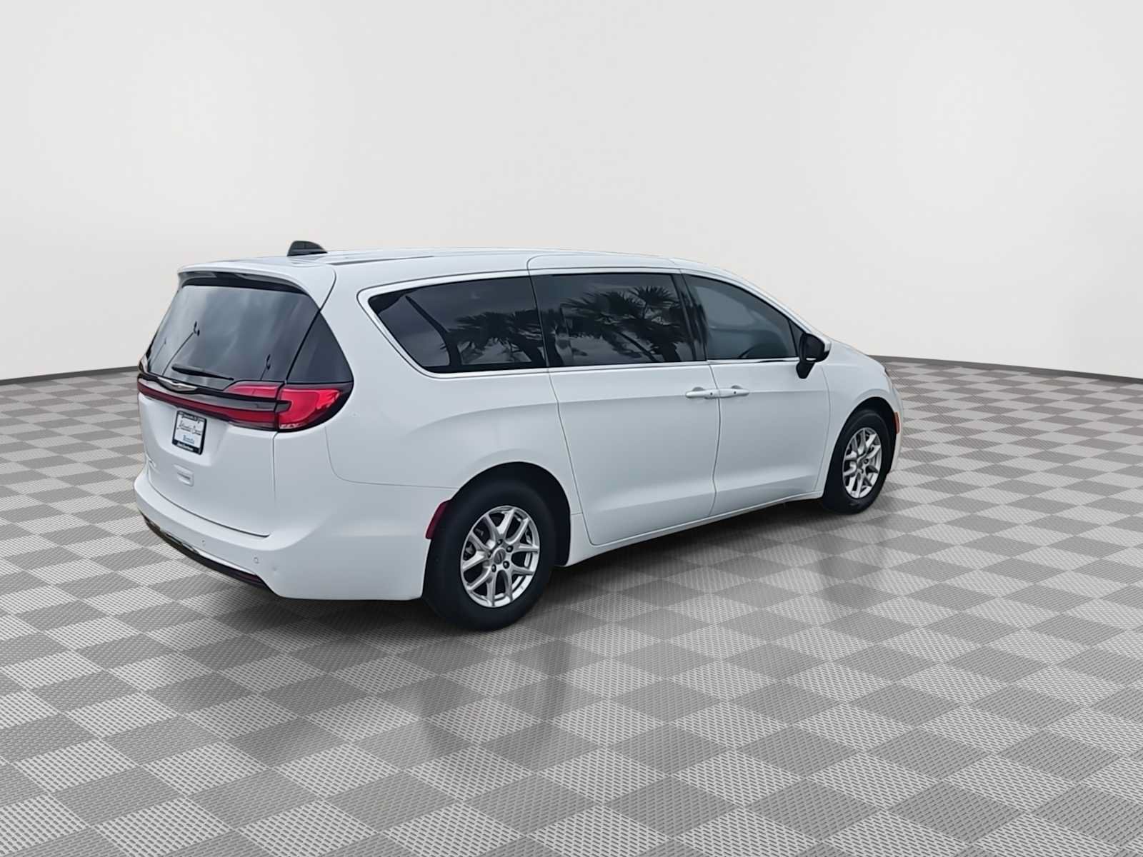 Used 2023 Chrysler Pacifica Touring-L FWD image 8