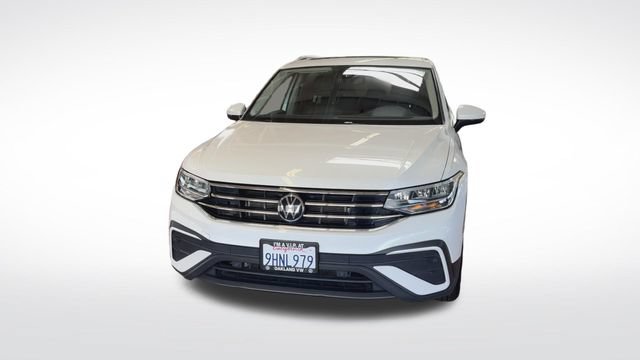 Certified 2023 Volkswagen Tiguan SE w/ Panoramic Sunroof Package FWD image 3