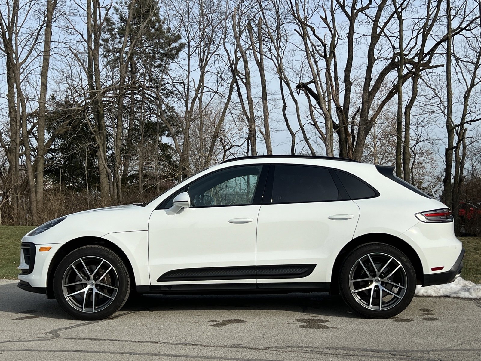 Certified 2024 Porsche Macan image 2