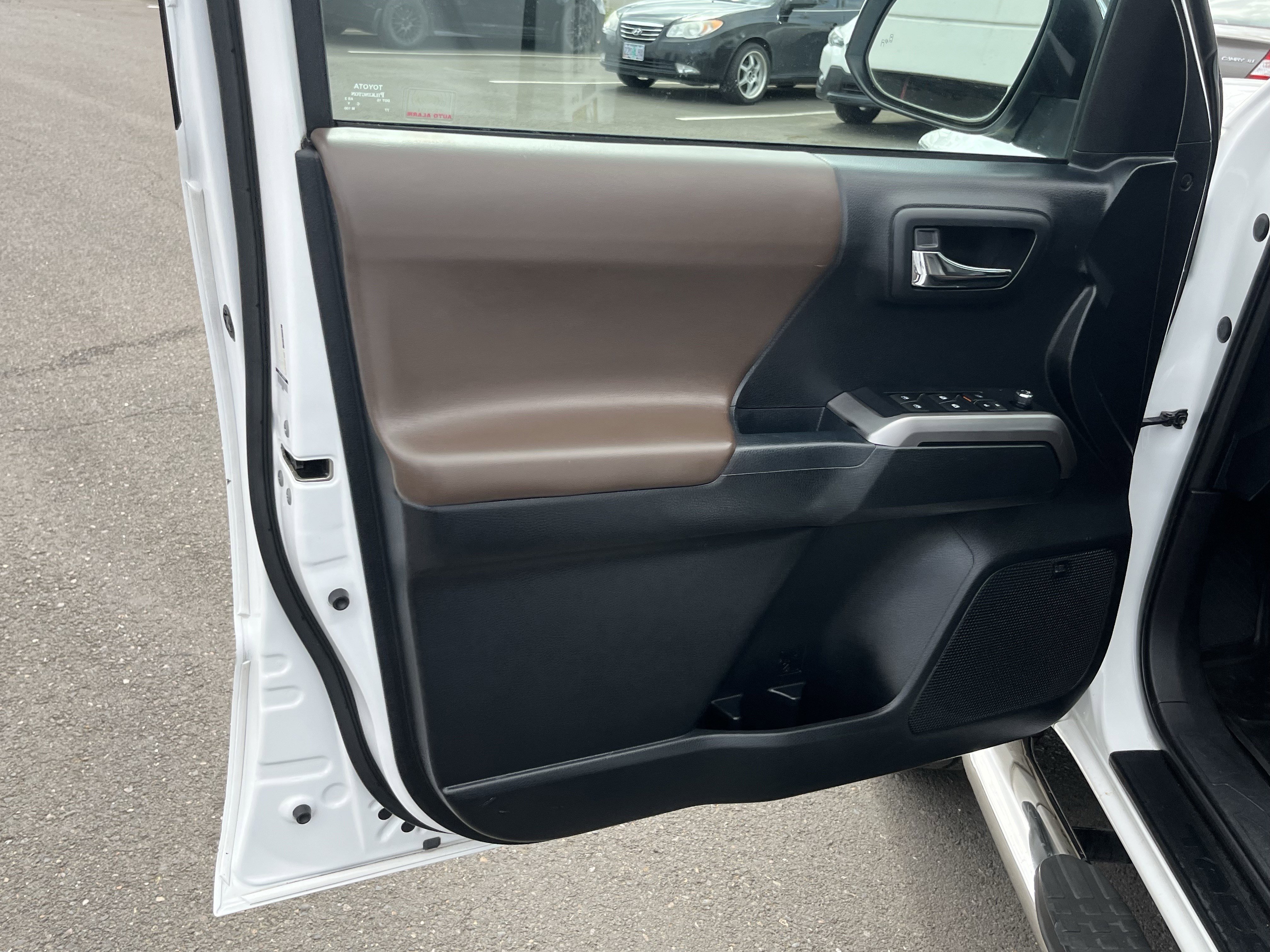 Used 2016 Toyota Tacoma Limited w/ Towing Package RWD image 14