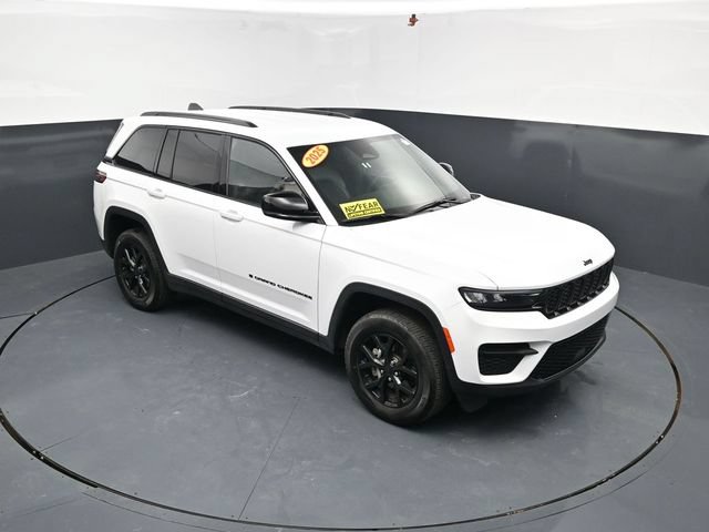 Used 2025 Jeep Grand Cherokee Altitude AWD/4WD image 38
